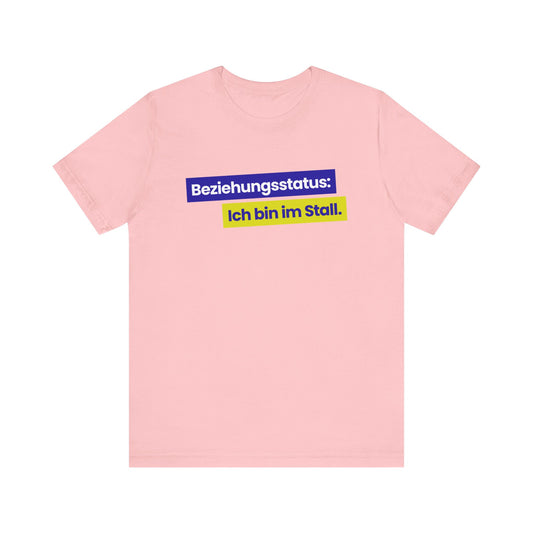 Beziehungsstatus: Ich bin im Stall. – Unisex T-Shirt